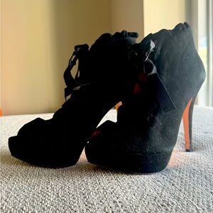 Betsy Johnson suede pumps